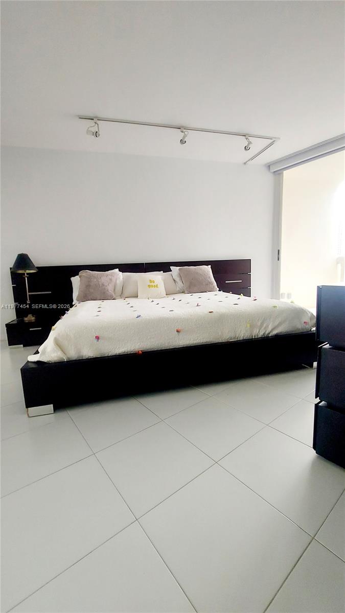 1000 W Island Blvd #508, Aventura FL 33160