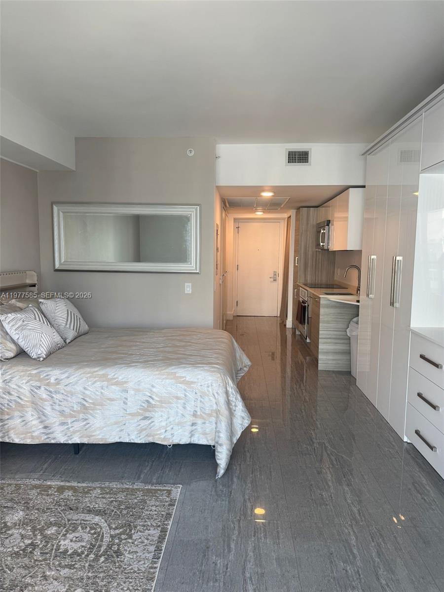 1300 Brickell Bay Dr #2512, Miami FL 33131