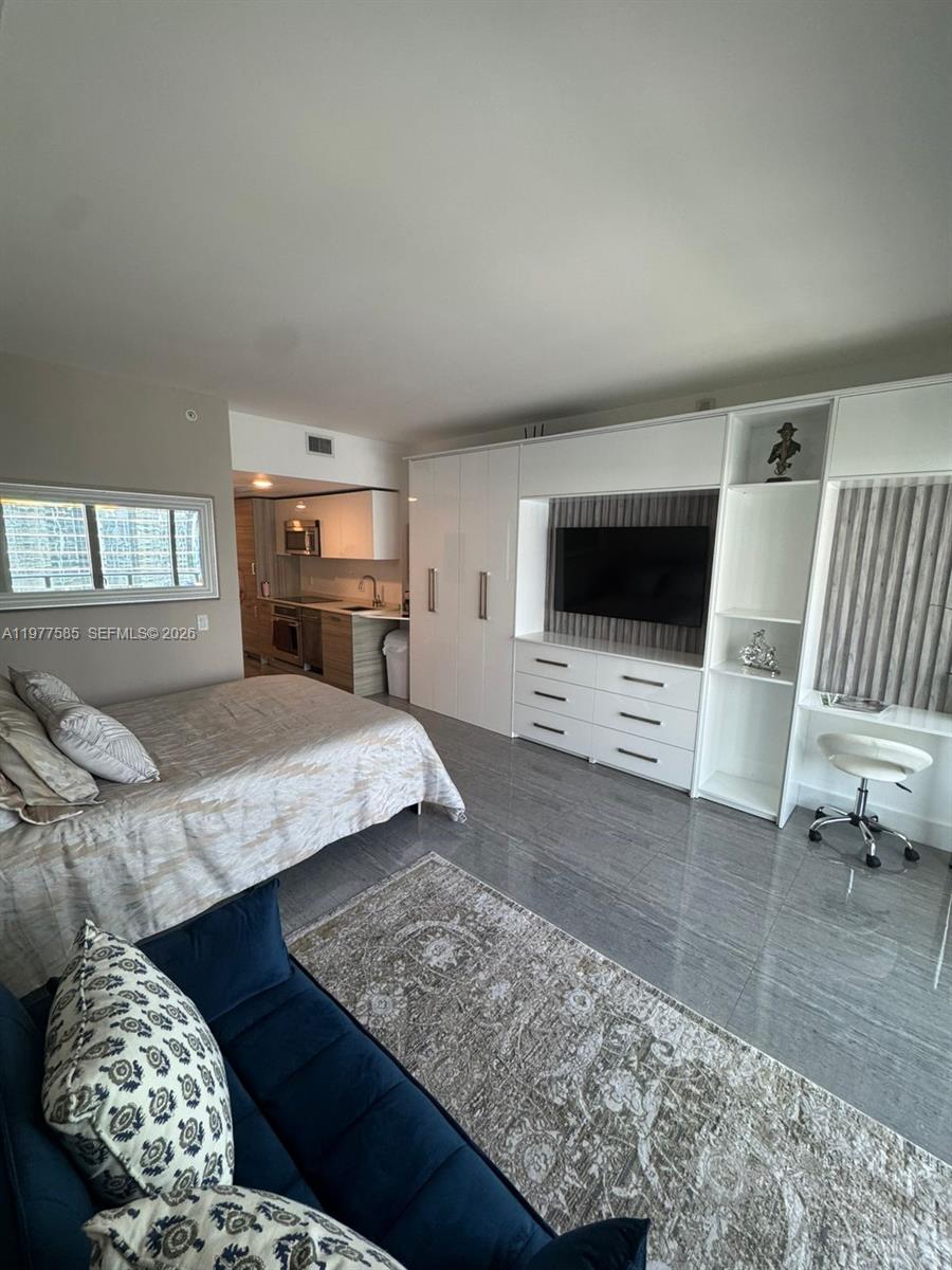 1300 Brickell Bay Dr #2512, Miami FL 33131