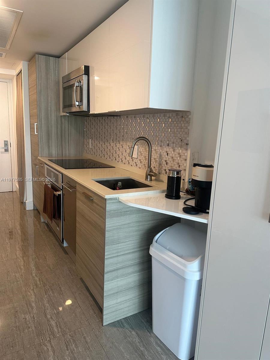 1300 Brickell Bay Dr #2512, Miami FL 33131