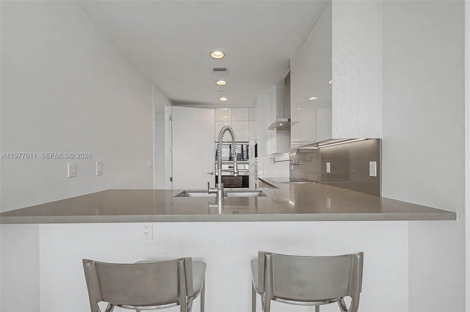 17475 Collins Ave #904, Miami Beach FL 33160
