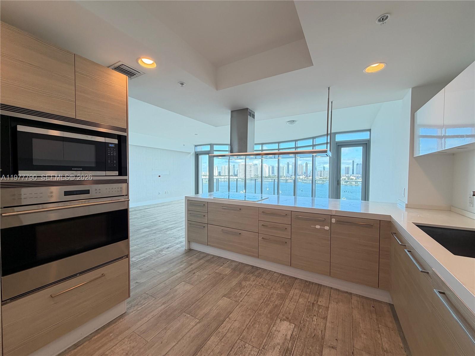 17111 Biscayne Blvd #1211, North Miami Beach FL 33160