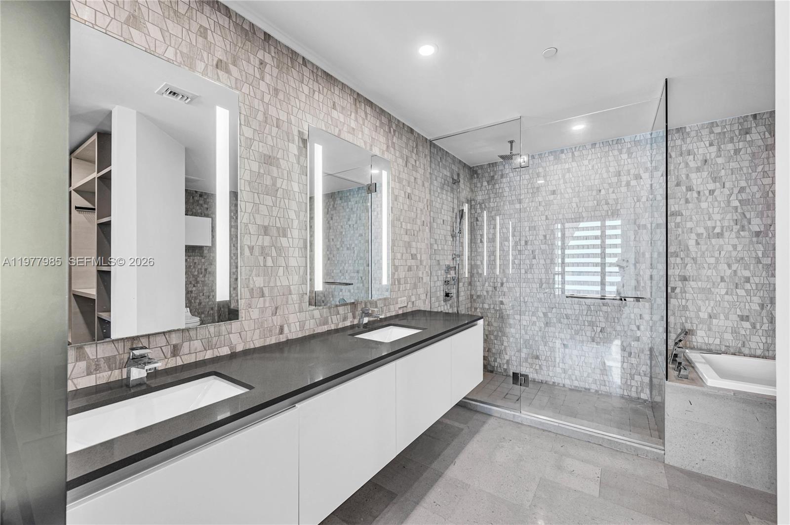 88 SW 7th St #806, Miami FL 33130