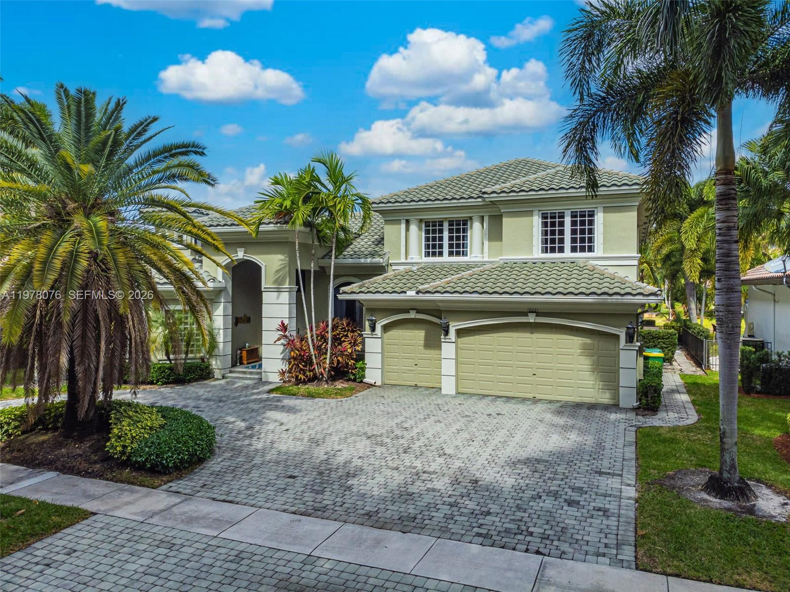 10221 Blue Palm St, Plantation FL 33324