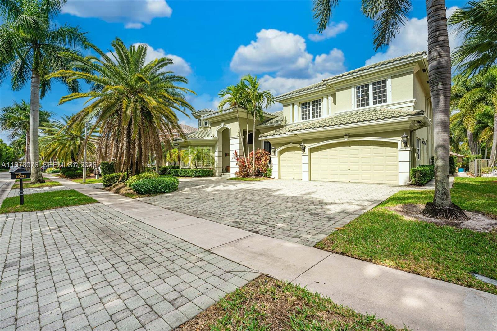 10221 Blue Palm St, Plantation FL 33324