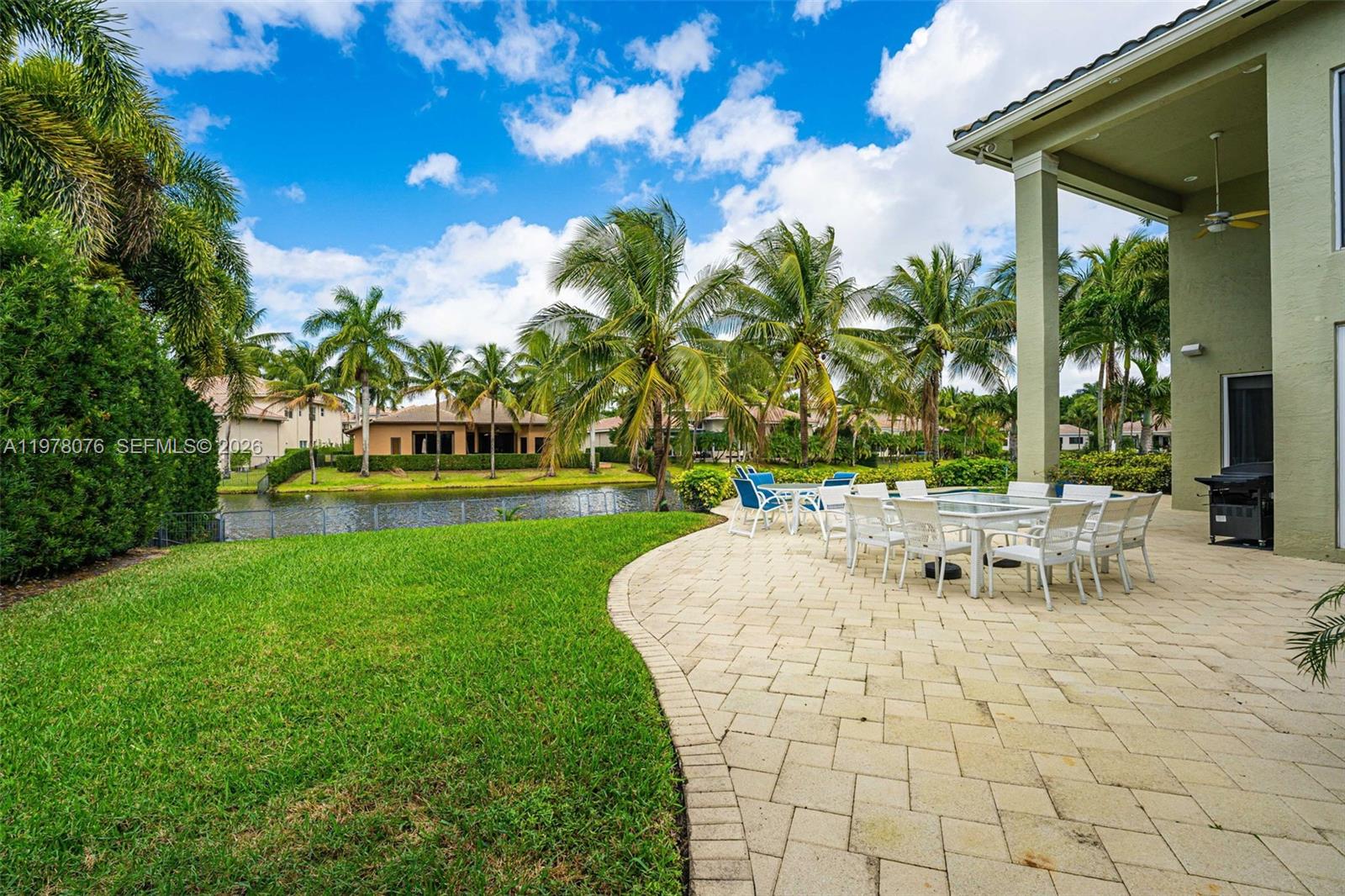 10221 Blue Palm St, Plantation FL 33324