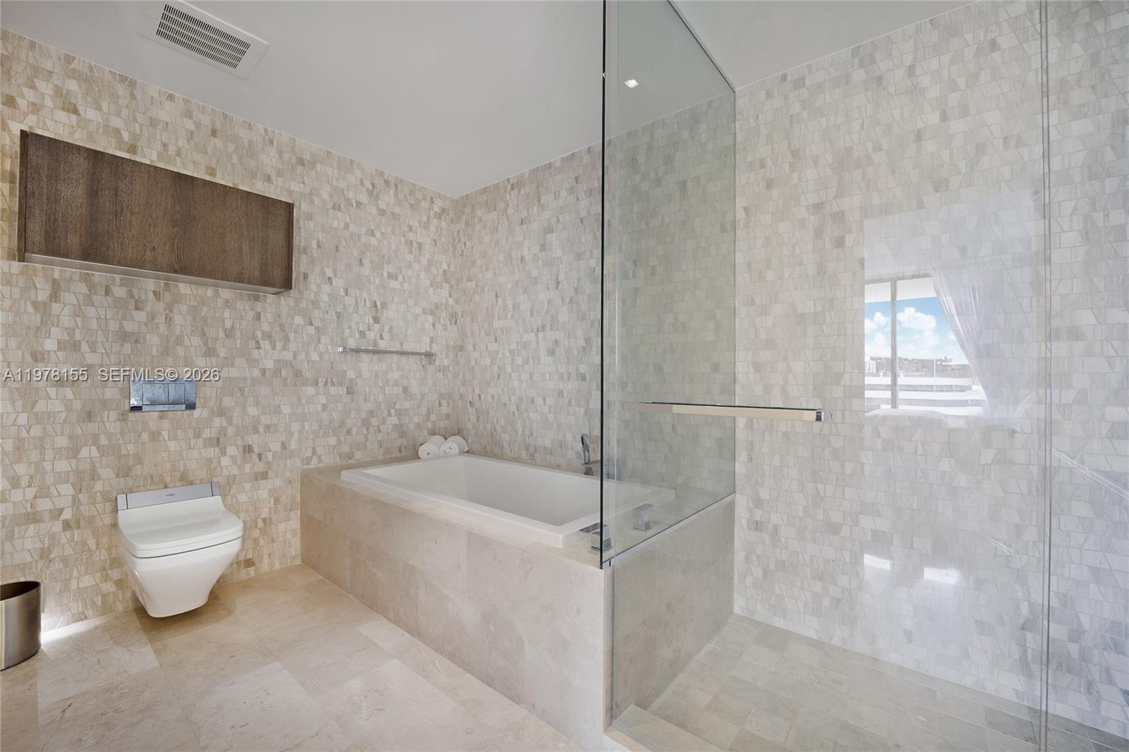 88 SW 7th St #1810, Miami FL 33130
