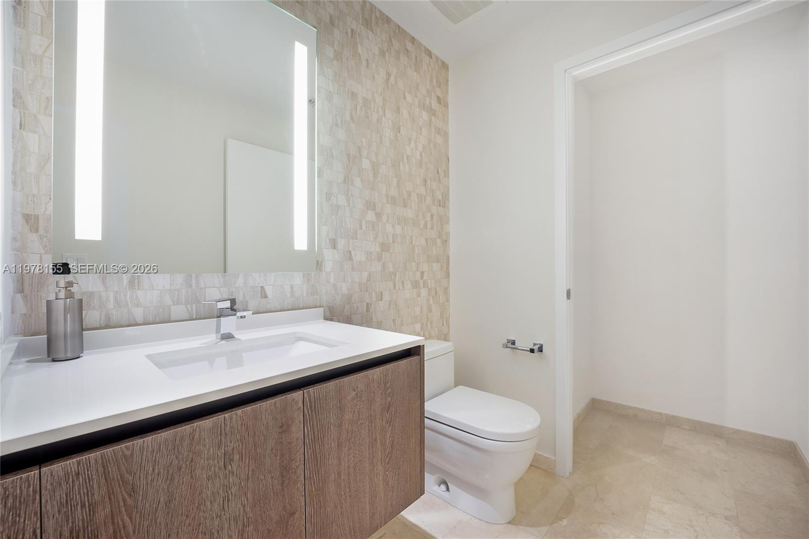 88 SW 7th St #1810, Miami FL 33130