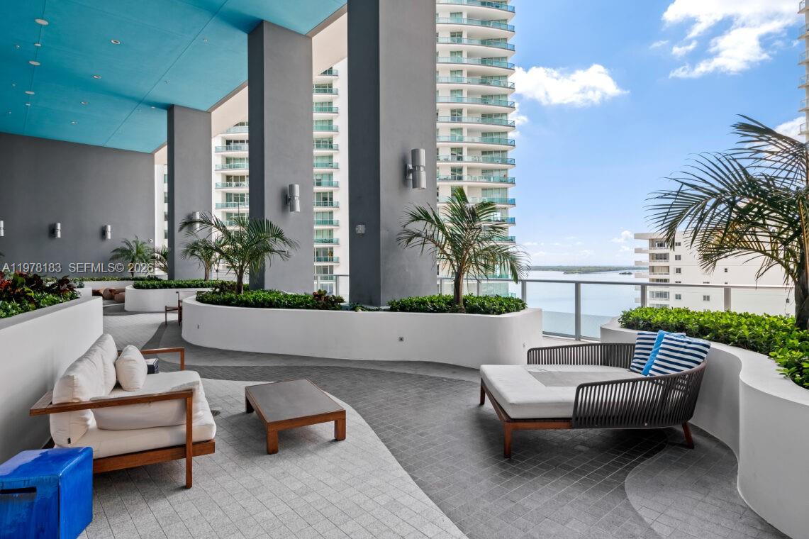 1300 Brickell Bay Dr #2700, Miami FL 33131