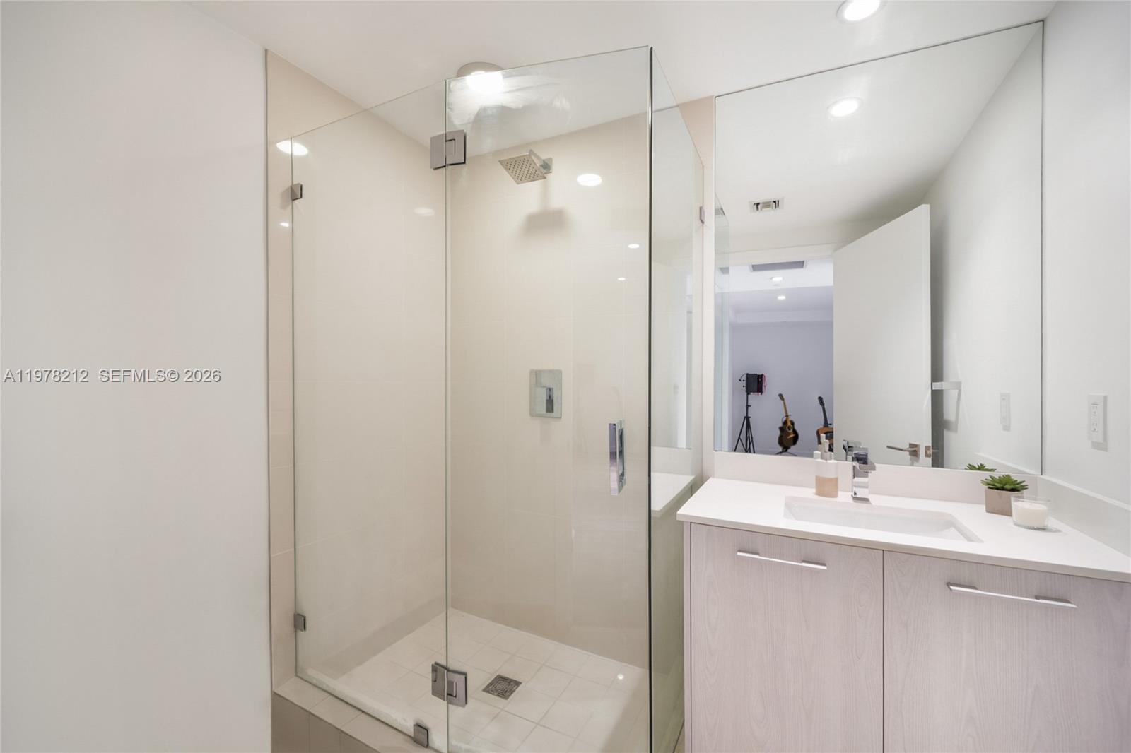 45 SW 9th St #1904, Miami FL 33130