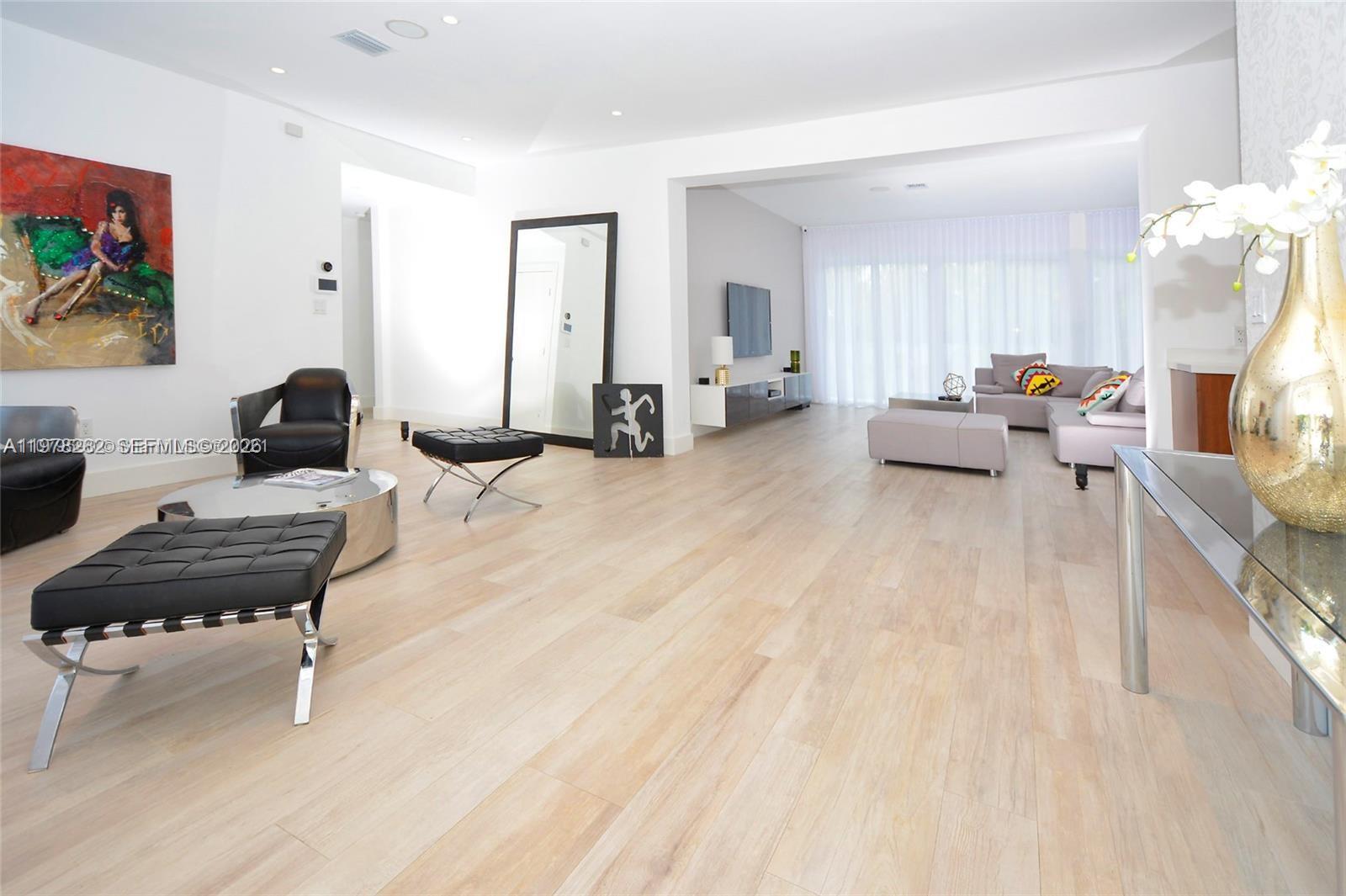 880 N Venetian Dr, Miami Beach FL 33139
