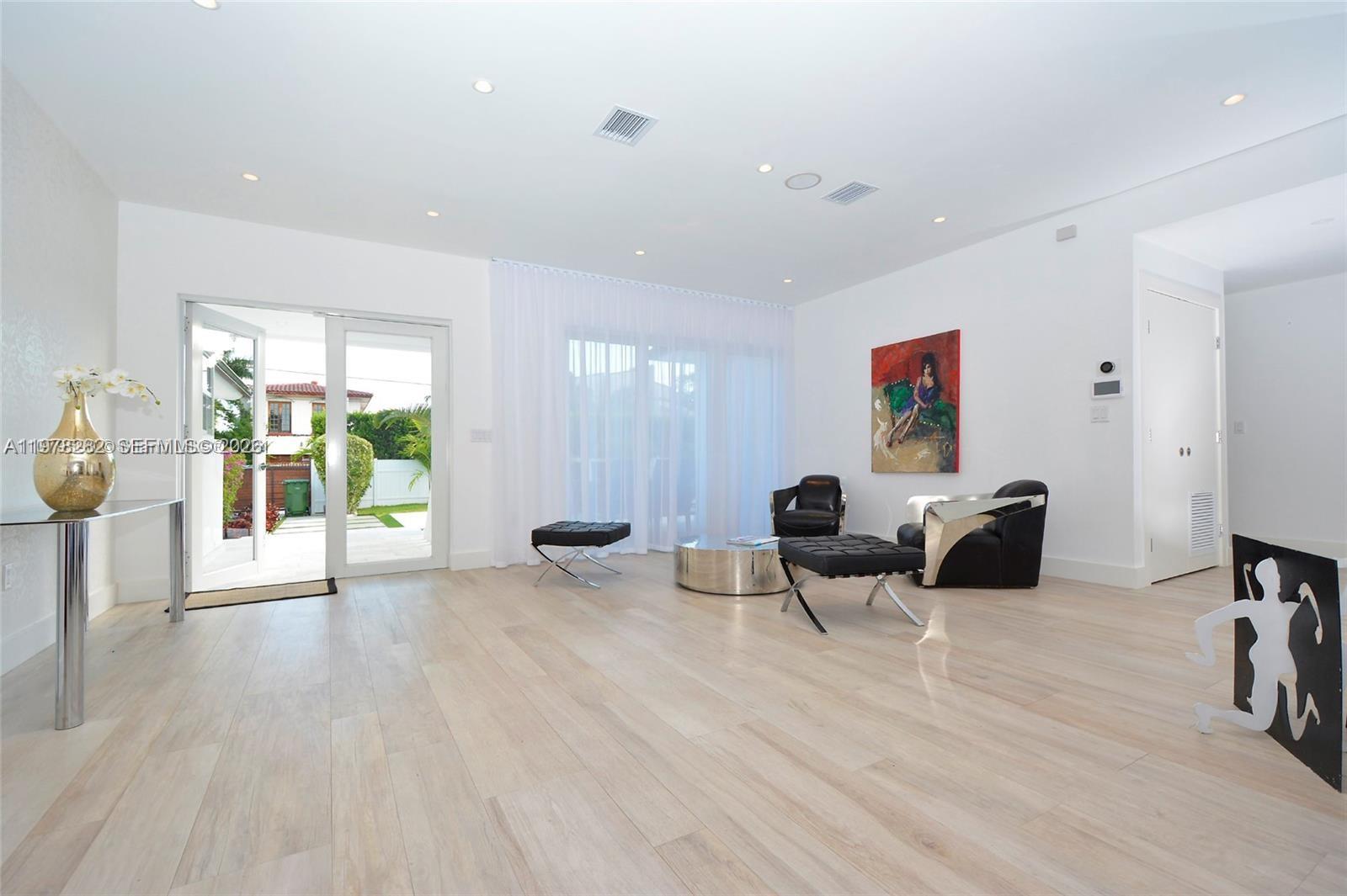 880 N Venetian Dr, Miami Beach FL 33139