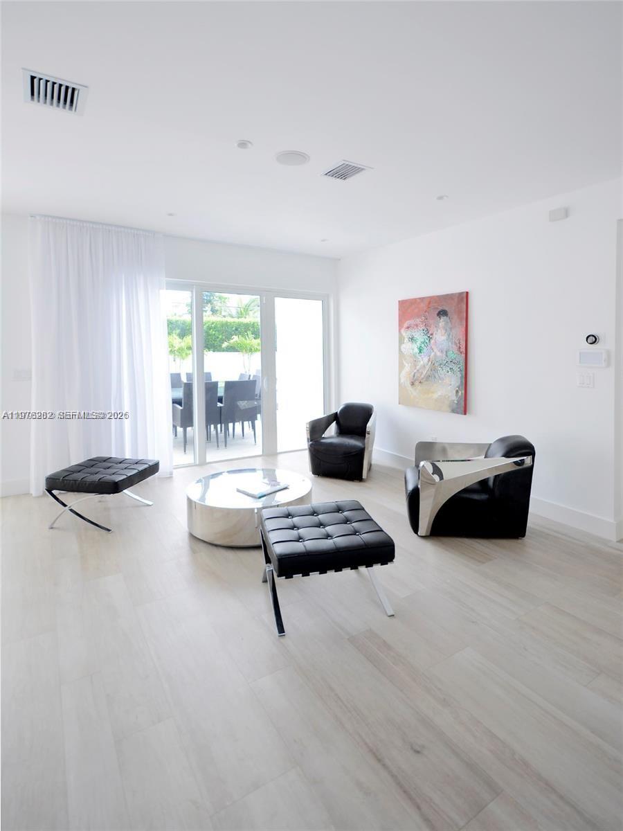 880 N Venetian Dr, Miami Beach FL 33139
