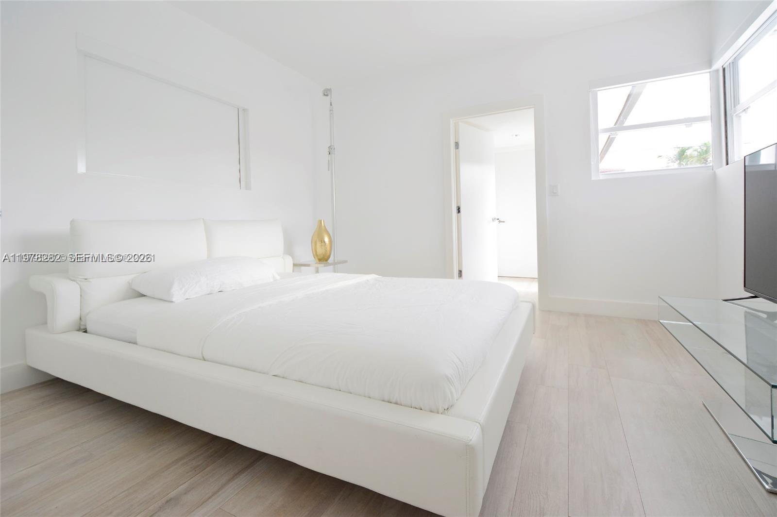 880 N Venetian Dr, Miami Beach FL 33139