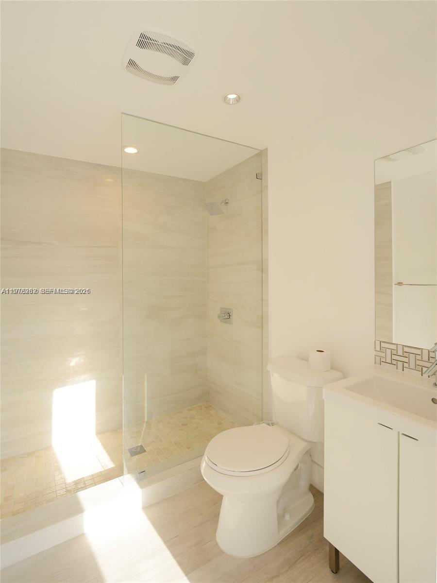 880 N Venetian Dr, Miami Beach FL 33139