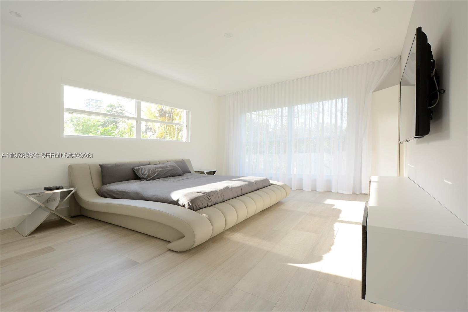 880 N Venetian Dr, Miami Beach FL 33139