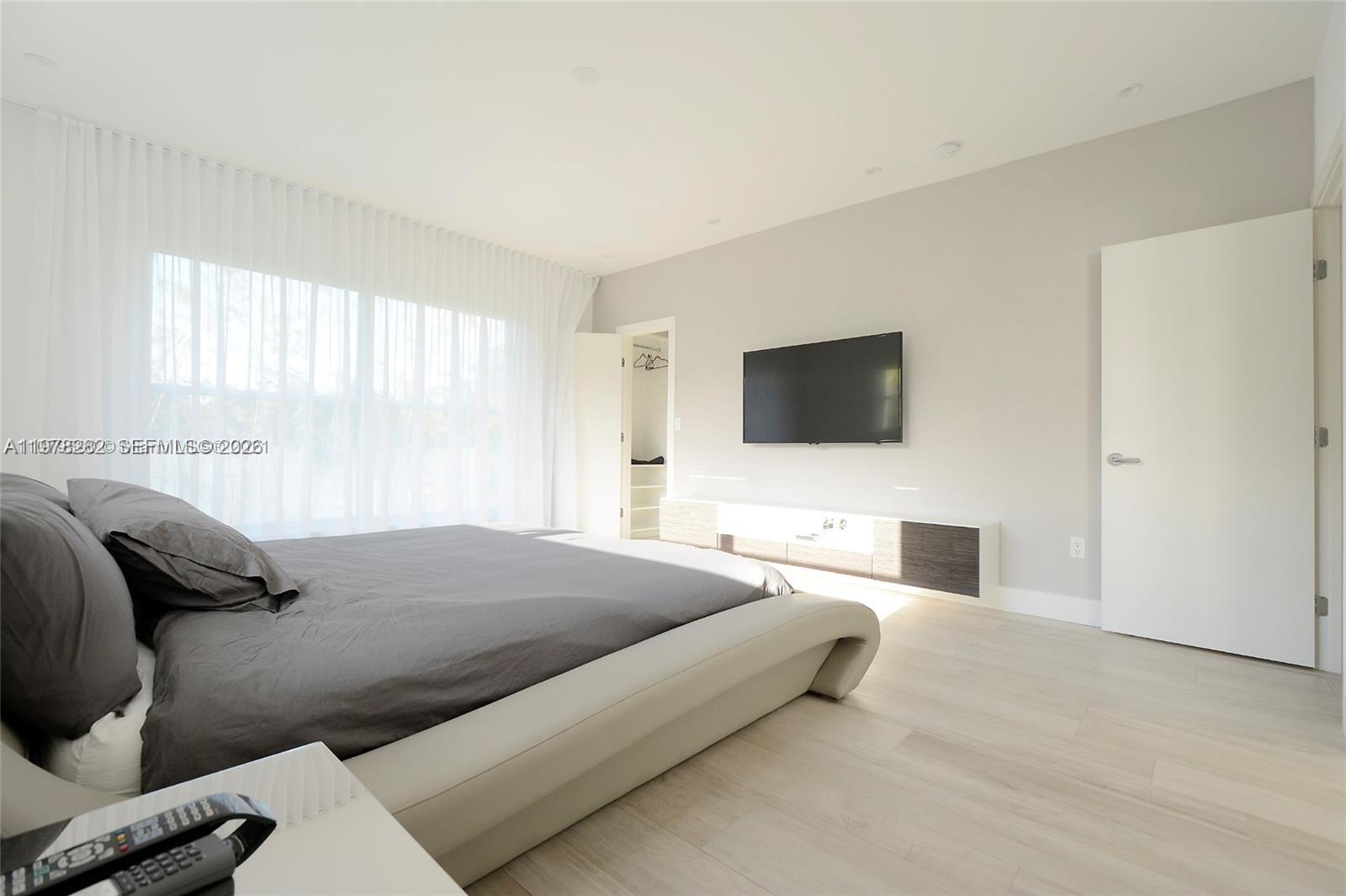 880 N Venetian Dr, Miami Beach FL 33139