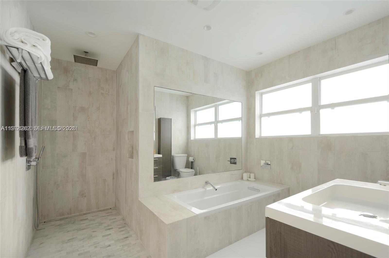 880 N Venetian Dr, Miami Beach FL 33139