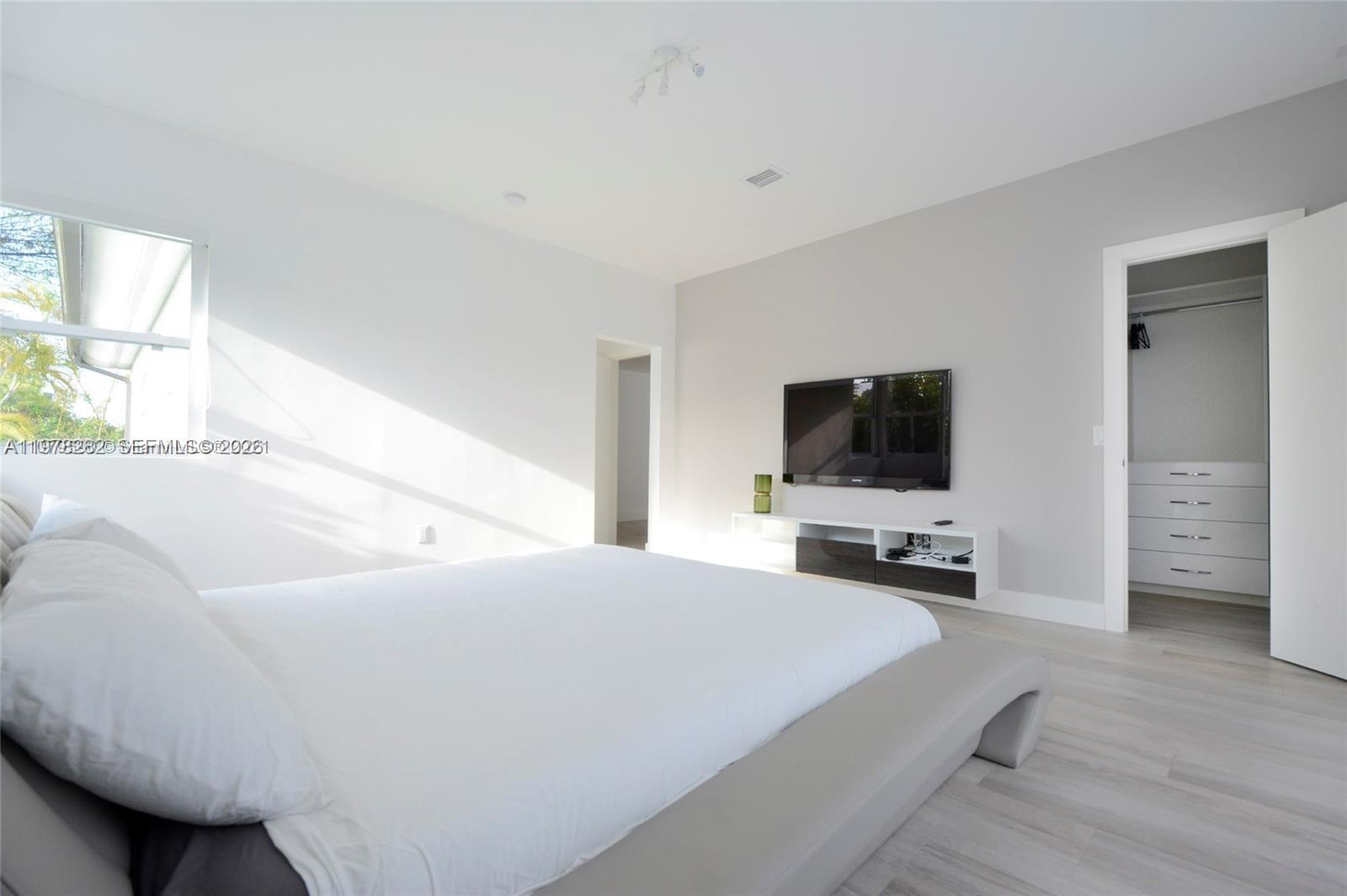 880 N Venetian Dr, Miami Beach FL 33139