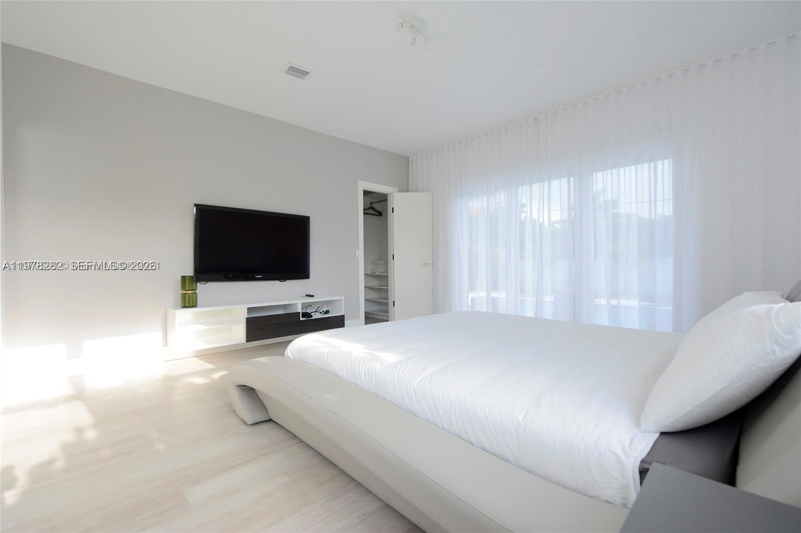 880 N Venetian Dr, Miami Beach FL 33139