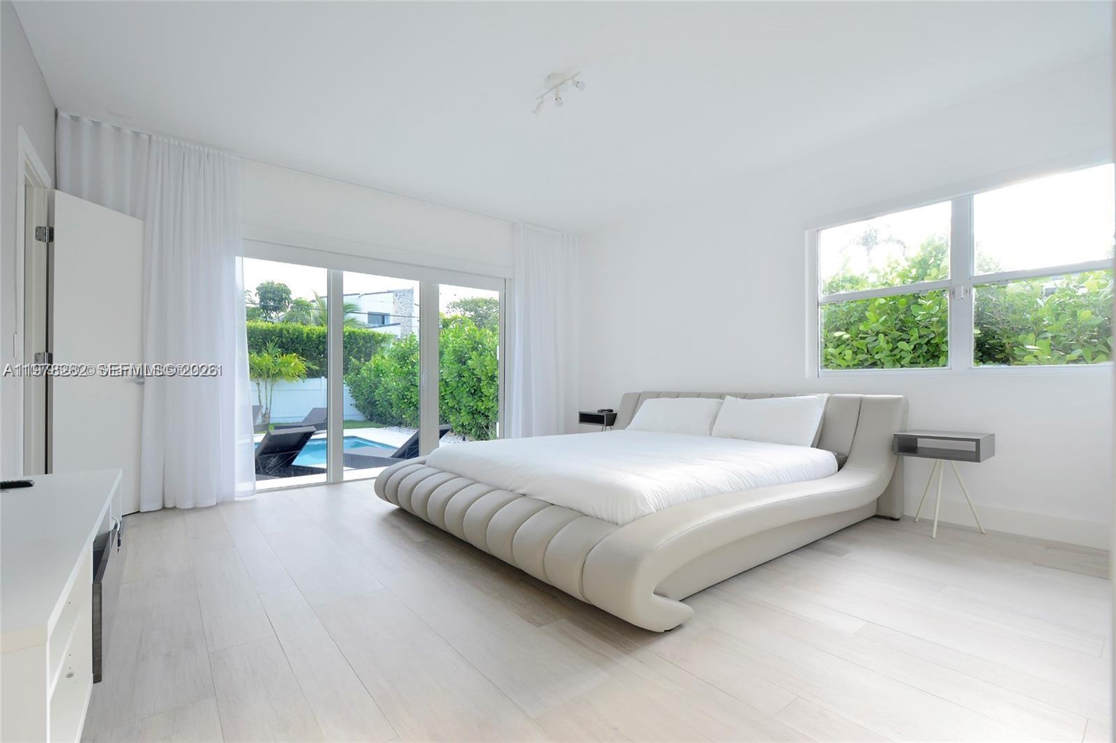 880 N Venetian Dr, Miami Beach FL 33139