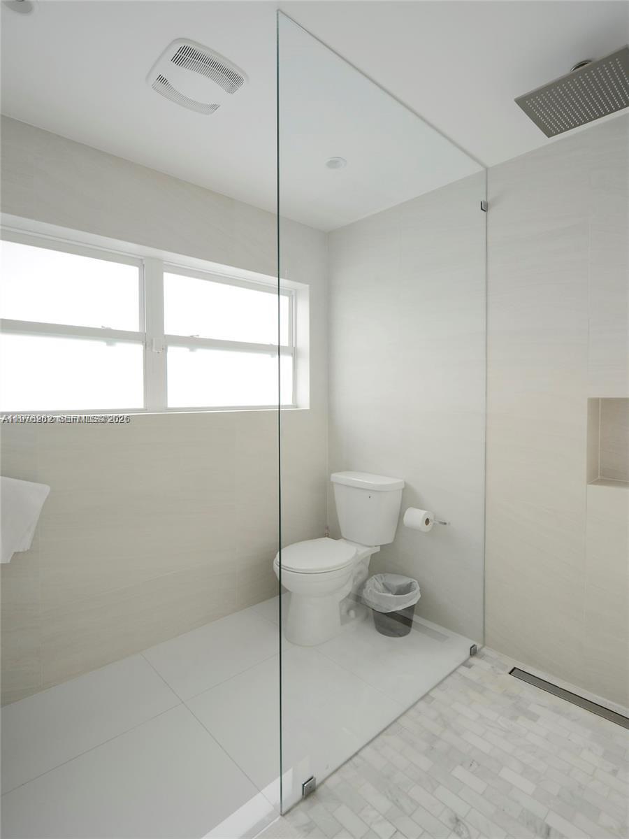 880 N Venetian Dr, Miami Beach FL 33139