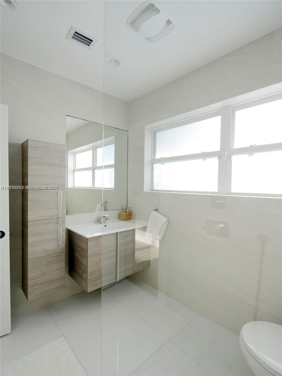 880 N Venetian Dr, Miami Beach FL 33139