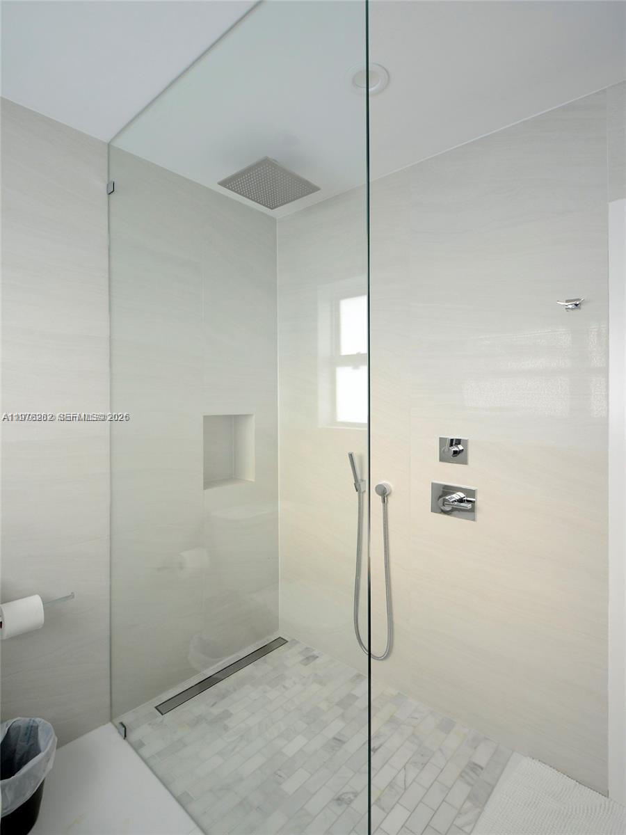 880 N Venetian Dr, Miami Beach FL 33139