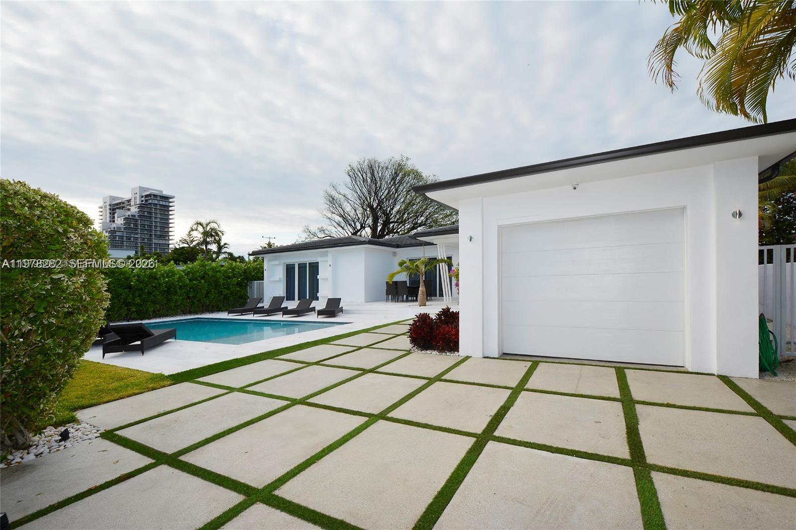 880 N Venetian Dr, Miami Beach FL 33139