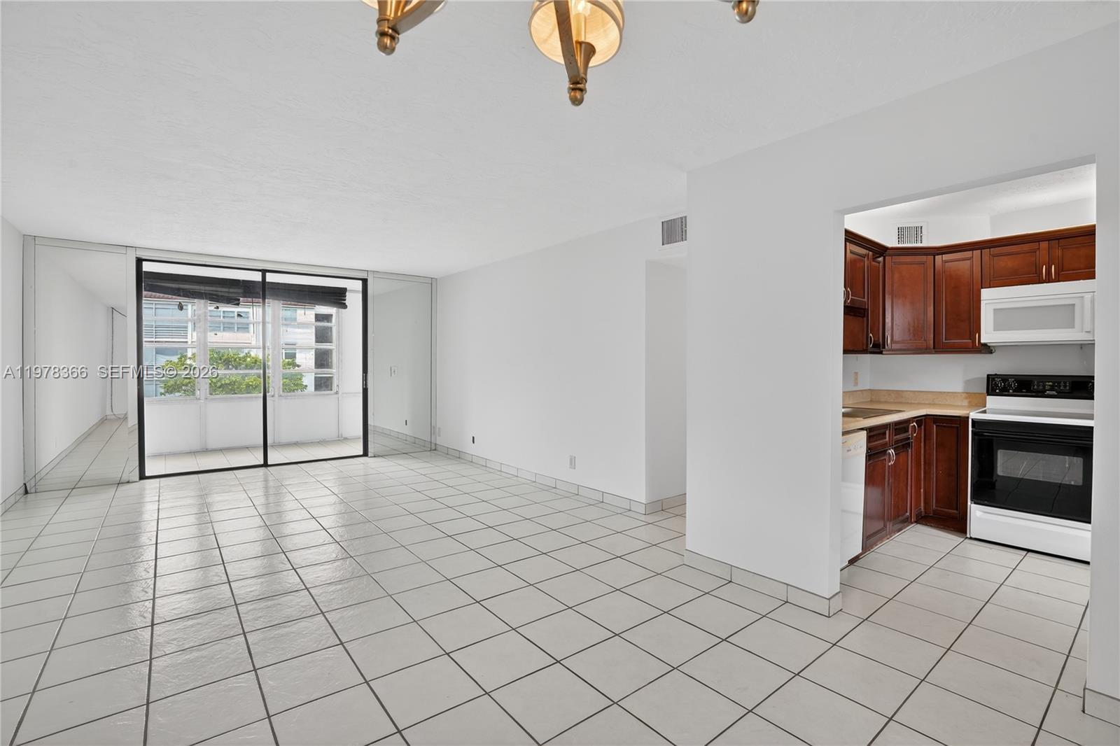 2821 Somerset Dr #317, Lauderdale Lakes FL 33311