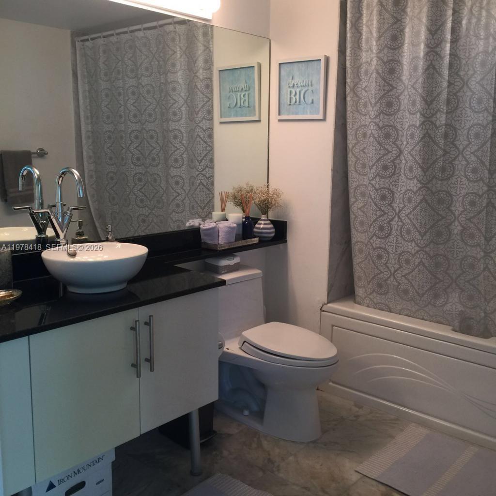 31 SE 5th St #2206, Miami FL 33131