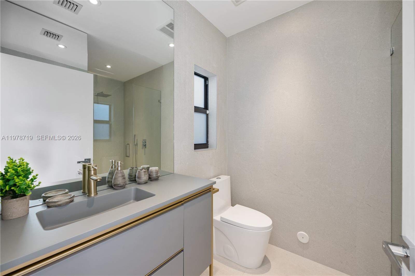 900 W 47th Ct, Miami Beach FL 33140