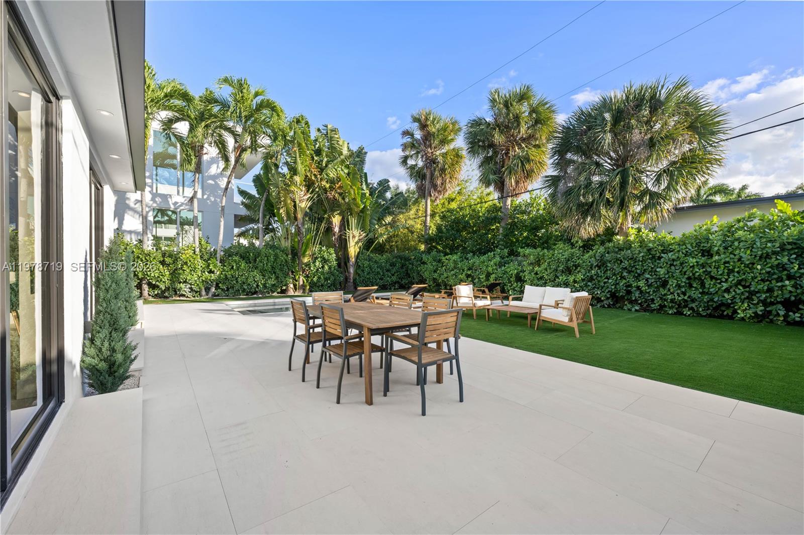 900 W 47th Ct, Miami Beach FL 33140