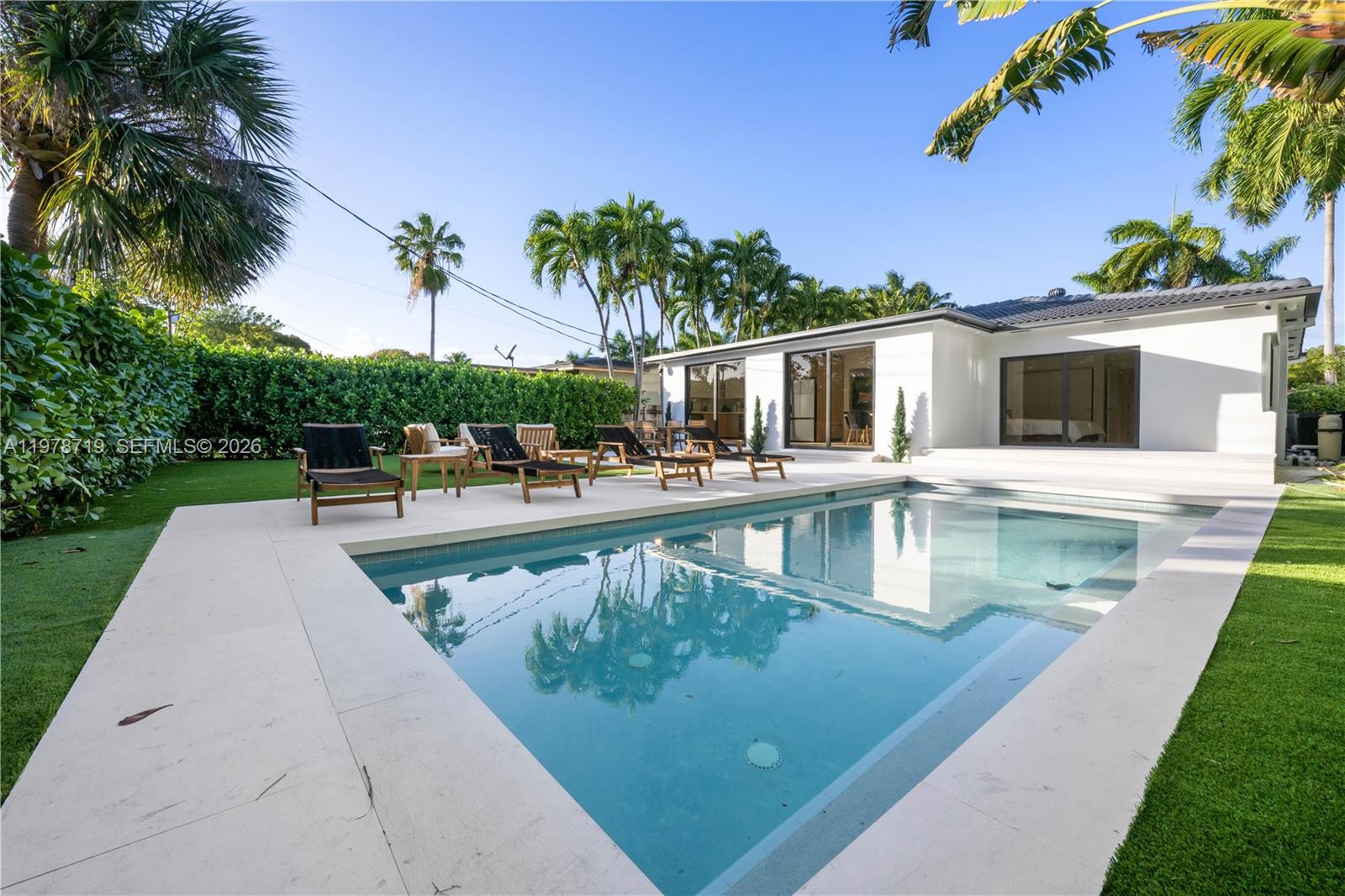 900 W 47th Ct, Miami Beach FL 33140