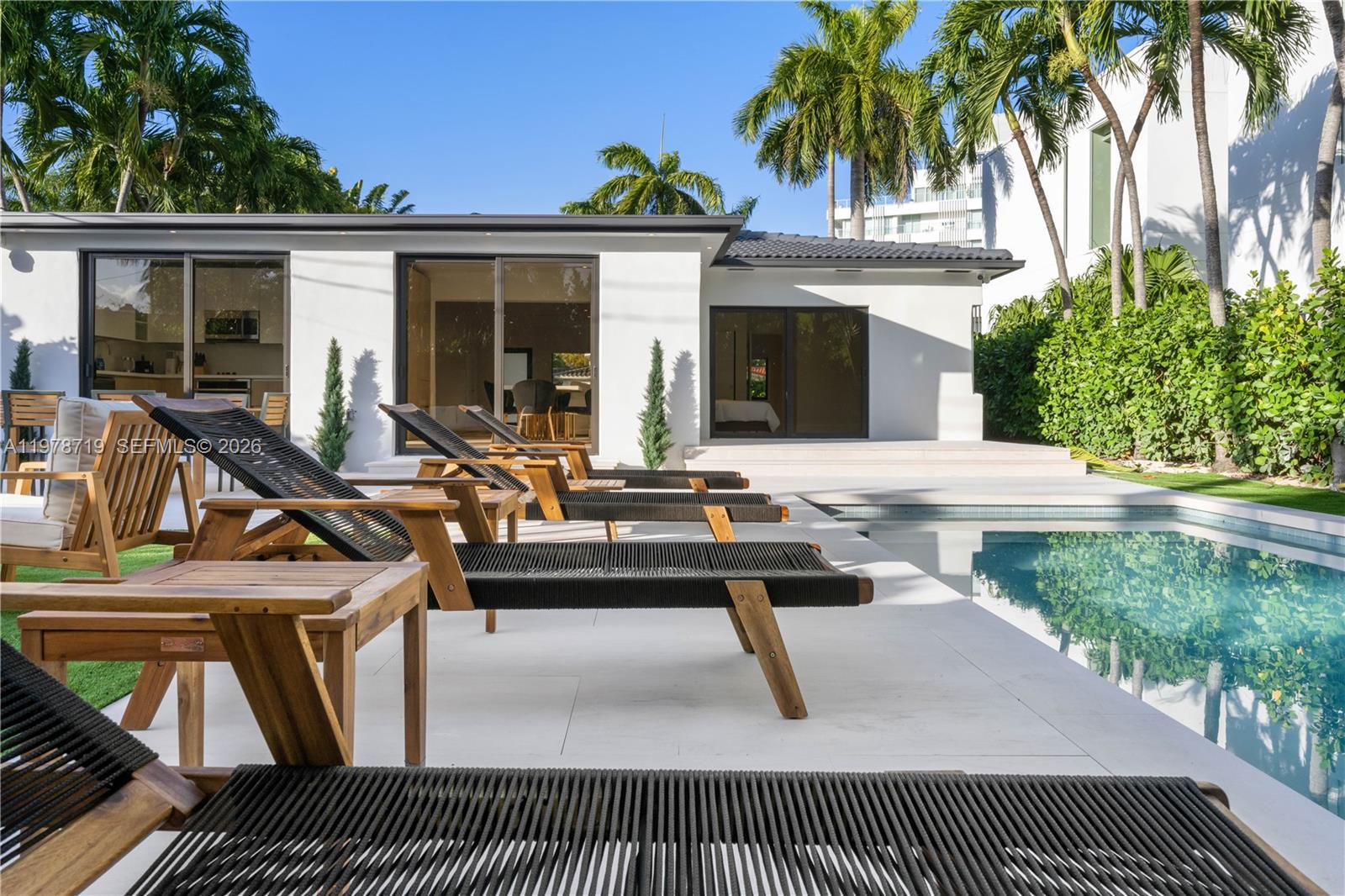 900 W 47th Ct, Miami Beach FL 33140