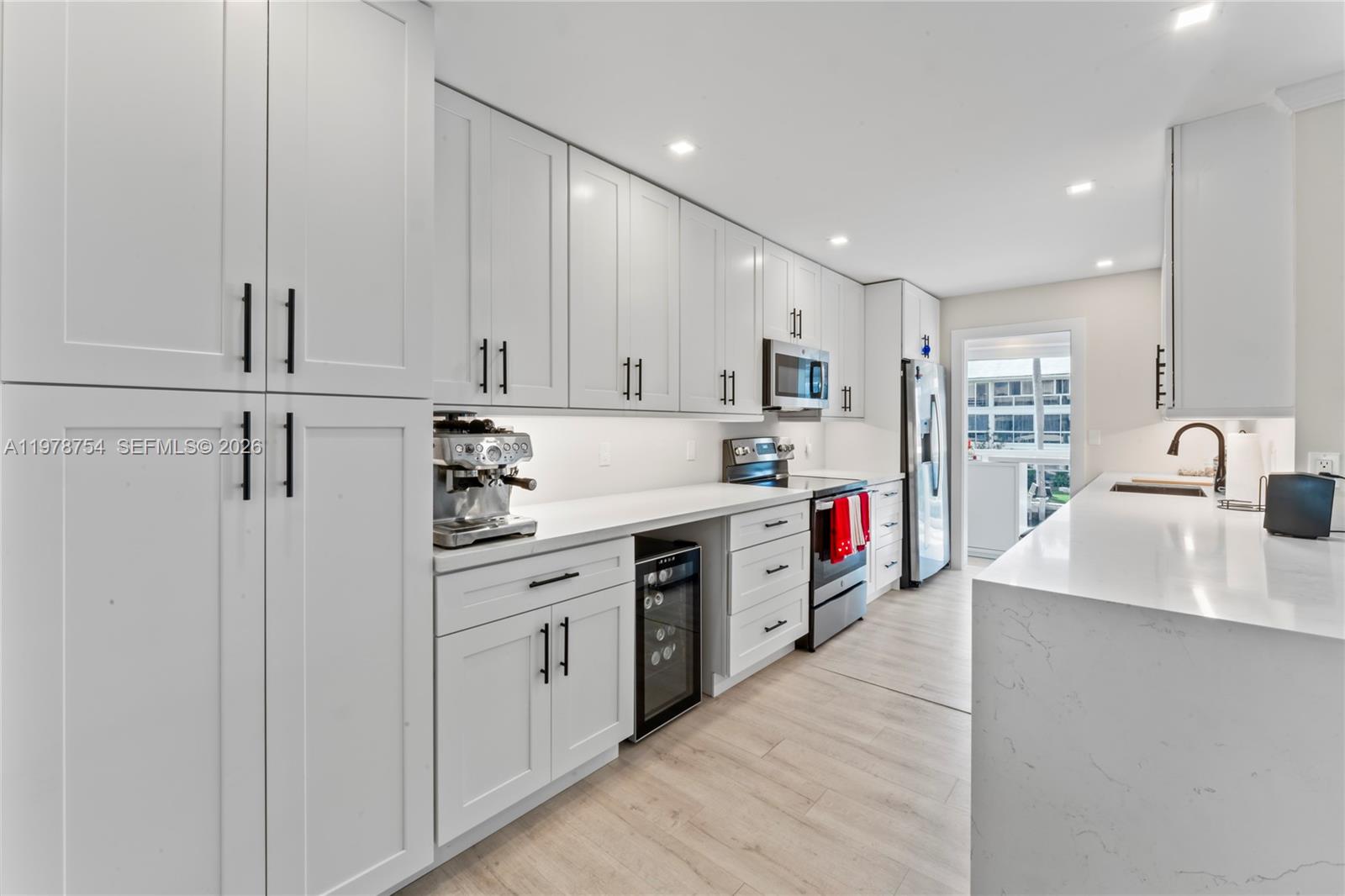 3050 NE 48th St #207, Fort Lauderdale FL 33308