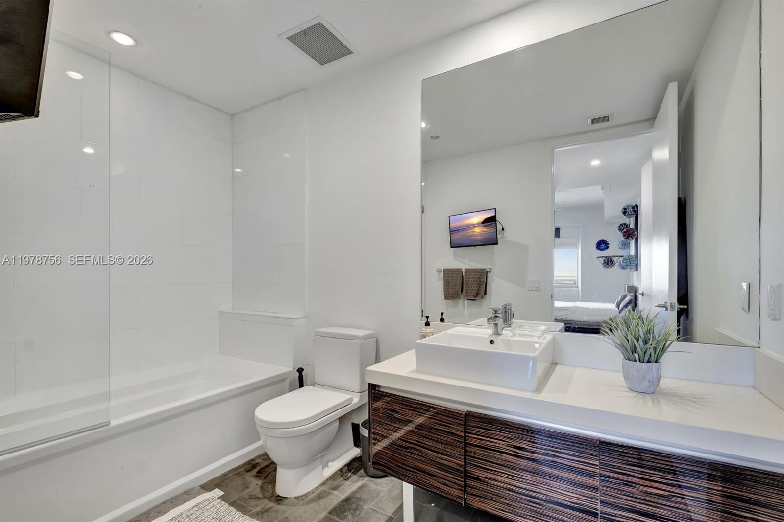 1100 Biscayne Blvd #4002, Miami FL 33132