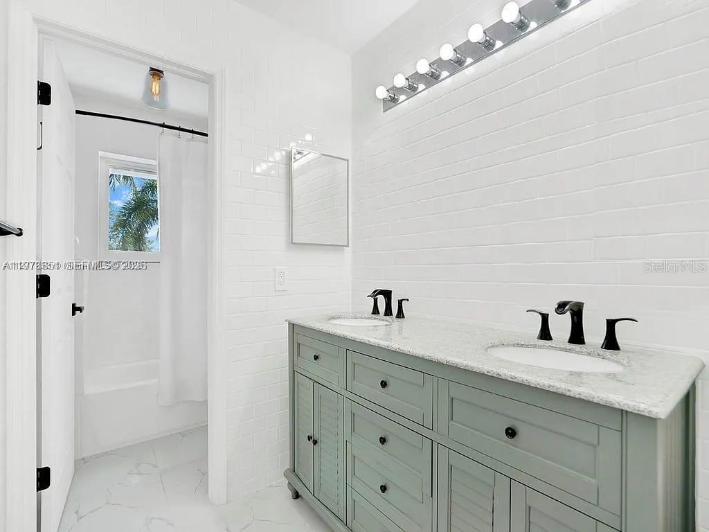 15945 NW 82nd Ct, Miami Lakes FL 33016