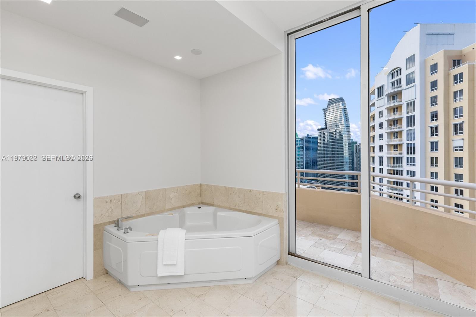 808 Brickell Key Dr #3901, Miami FL 33131