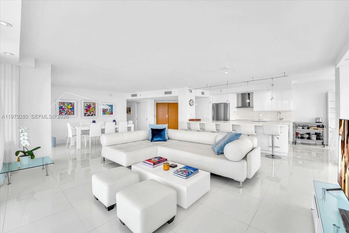400 S Pointe Dr #1910, Miami Beach FL 33139