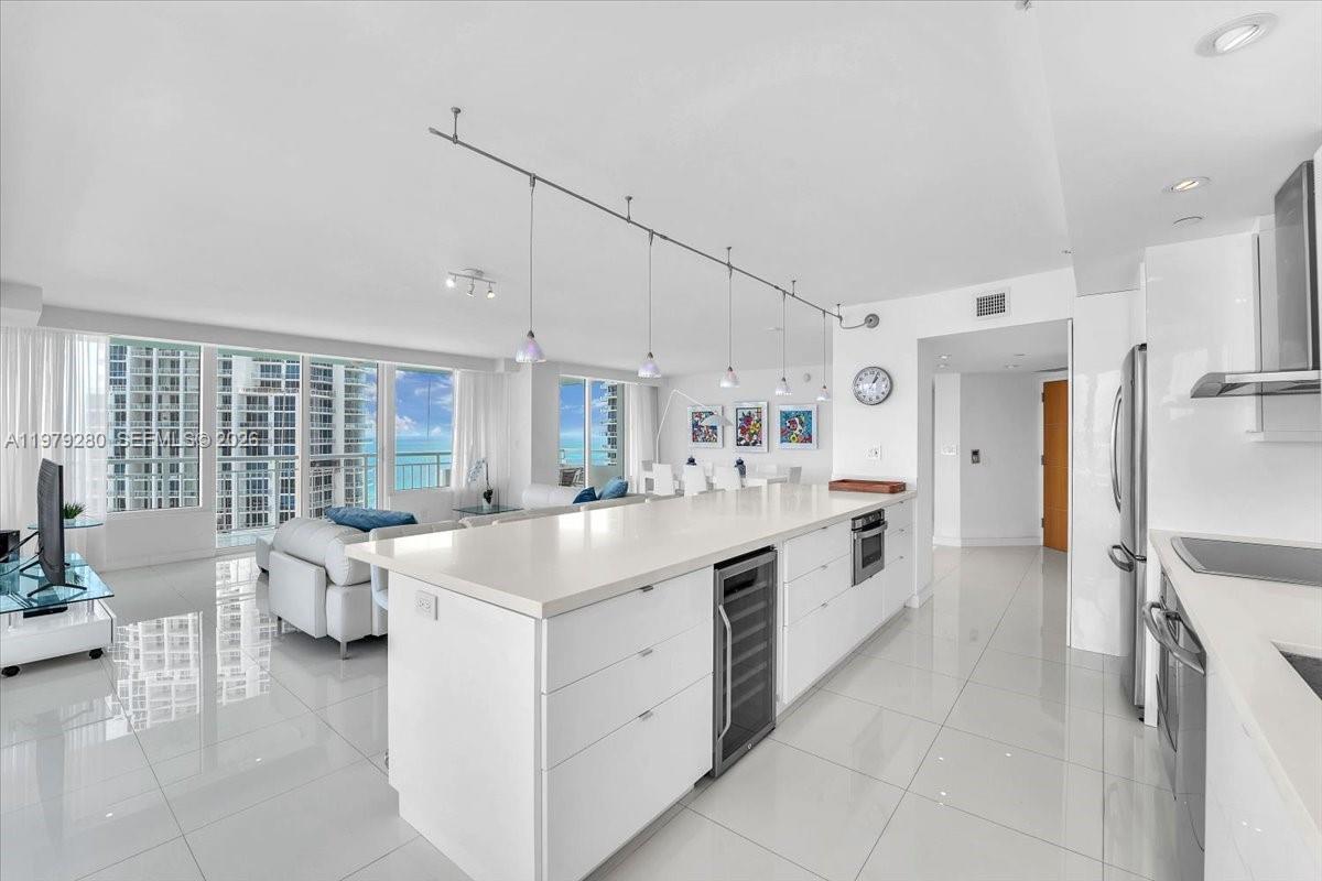400 S Pointe Dr #1910, Miami Beach FL 33139