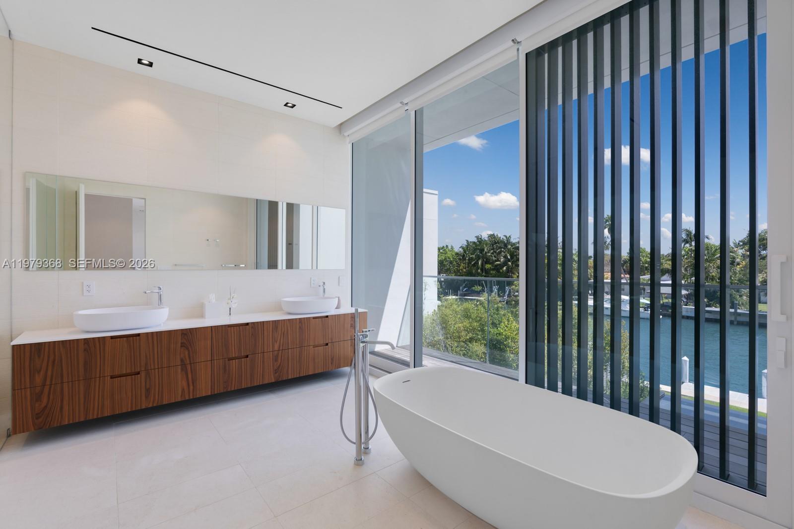 1051 W 48th St #4, Miami Beach FL 33140