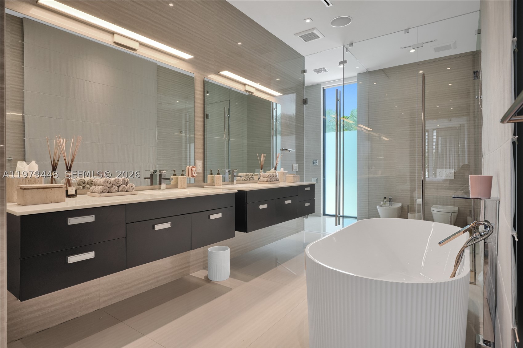 5501 Pine Tree Dr, Miami Beach FL 33140