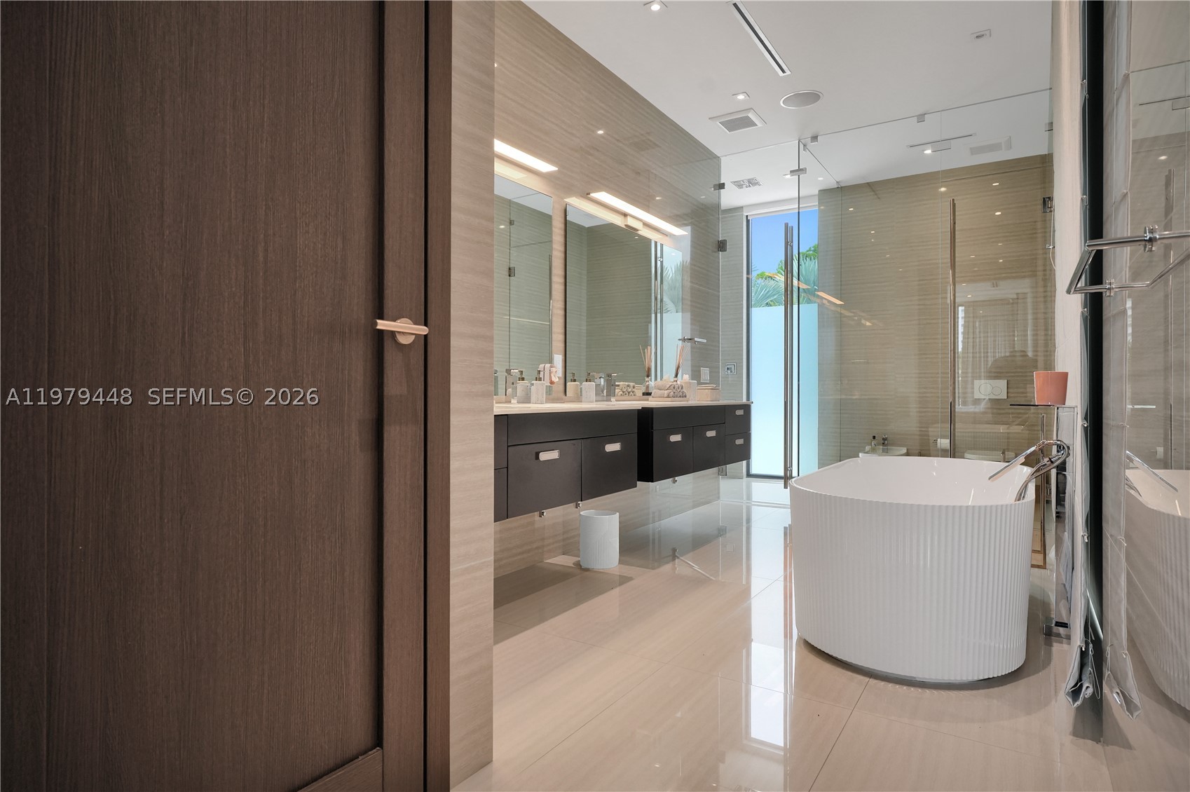 5501 Pine Tree Dr, Miami Beach FL 33140