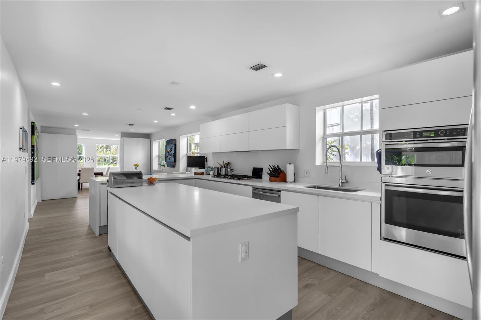 707 W 54th St, Miami Beach FL 33140
