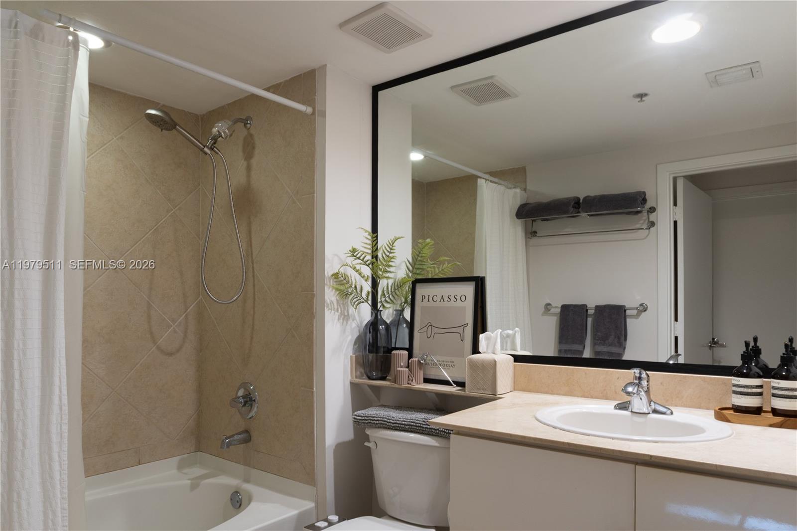 325 S Biscayne Blvd #2724, Miami FL 33131