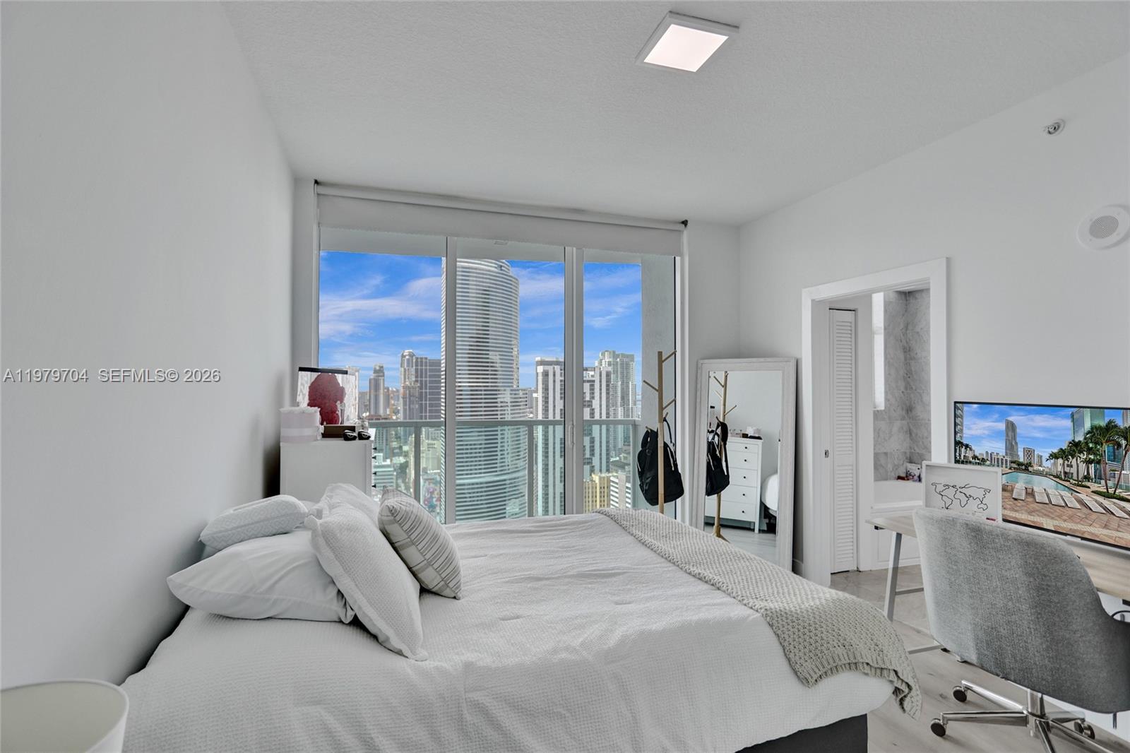 31 SE 5th St #4112, Miami FL 33131