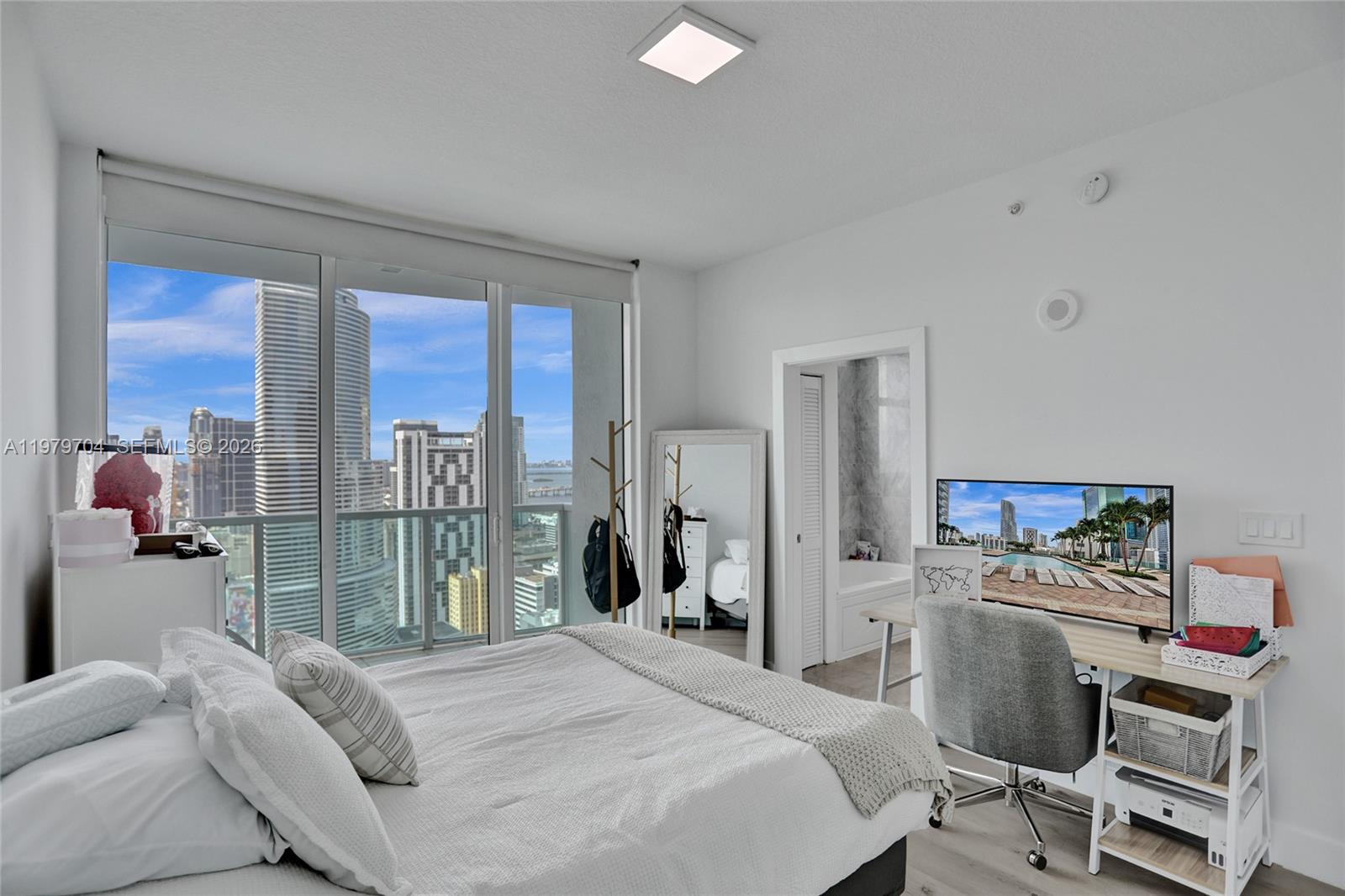 31 SE 5th St #4112, Miami FL 33131
