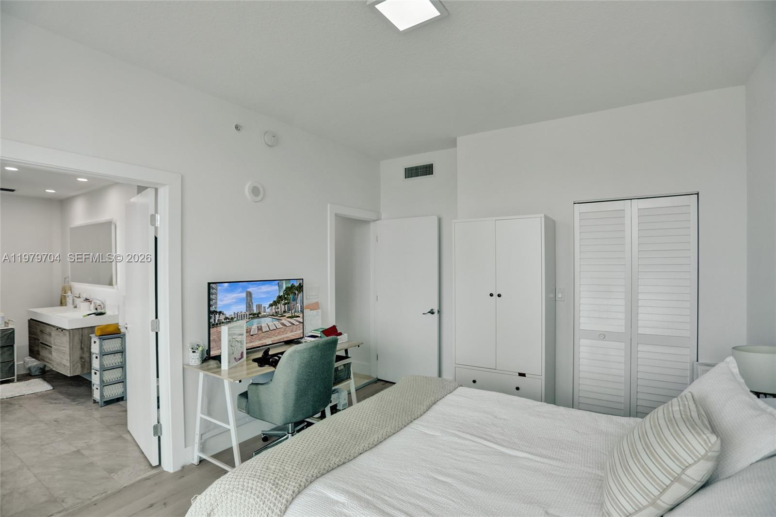 31 SE 5th St #4112, Miami FL 33131