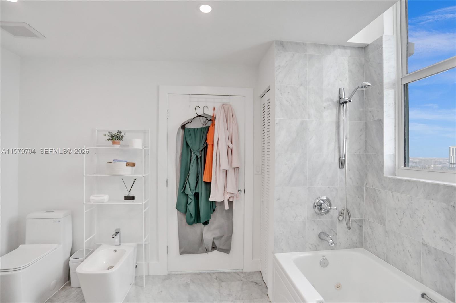 31 SE 5th St #4112, Miami FL 33131